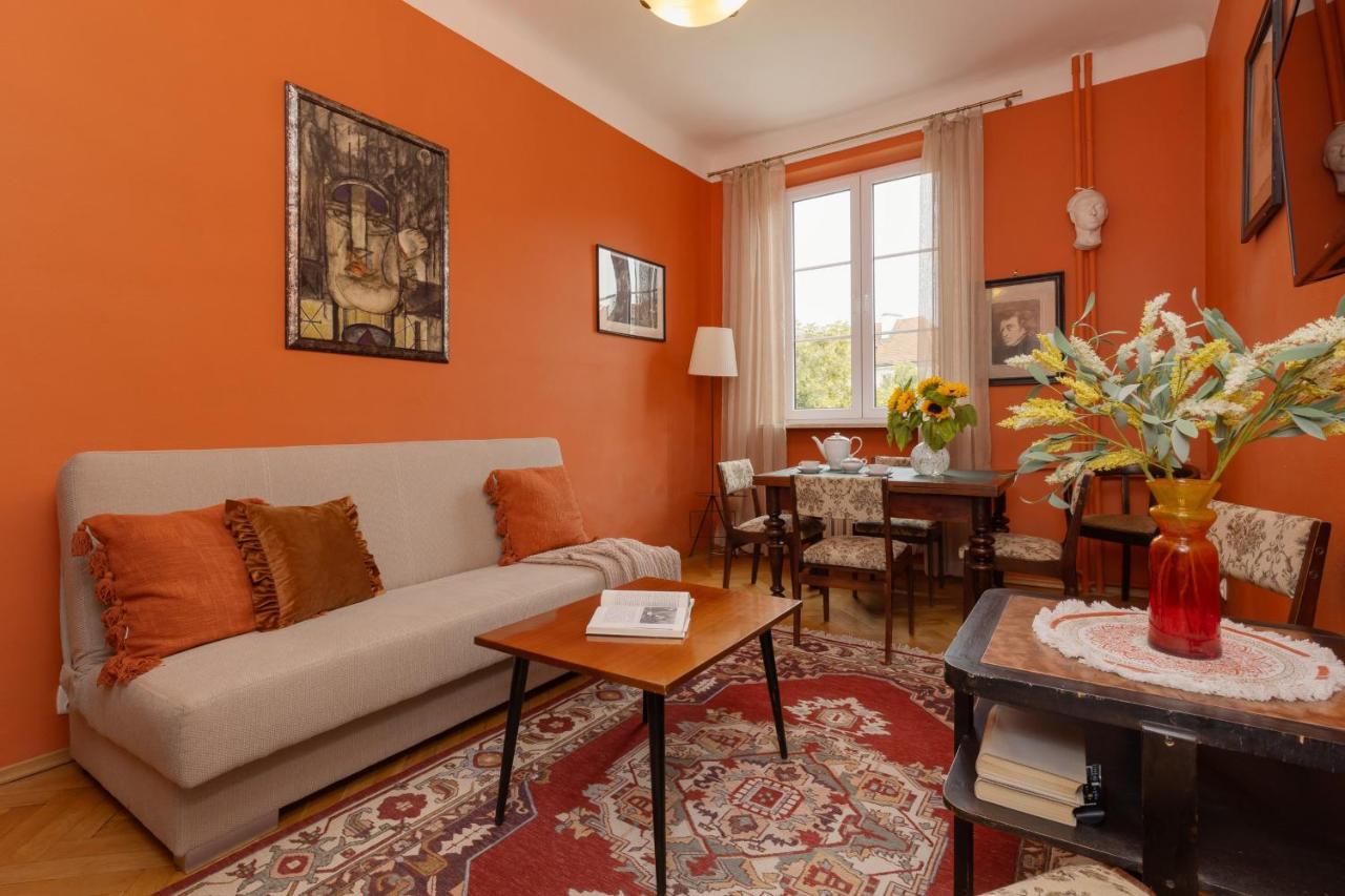 New Town Square For 5 Guests By Renters Апартаменти *