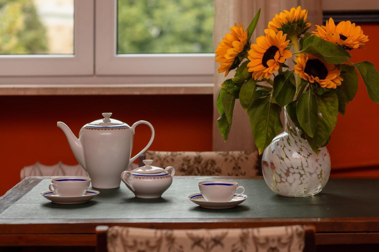 New Town Square For 5 Guests By Renters Апартаменти *