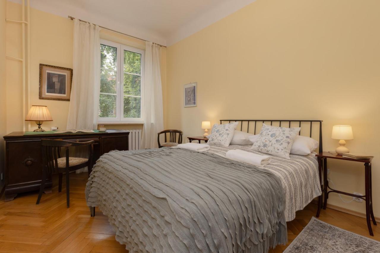 New Town Square For 5 Guests By Renters Апартаменти *