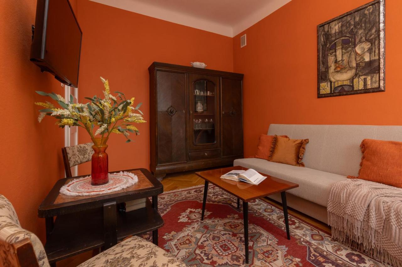 New Town Square For 5 Guests By Renters Апартаменти