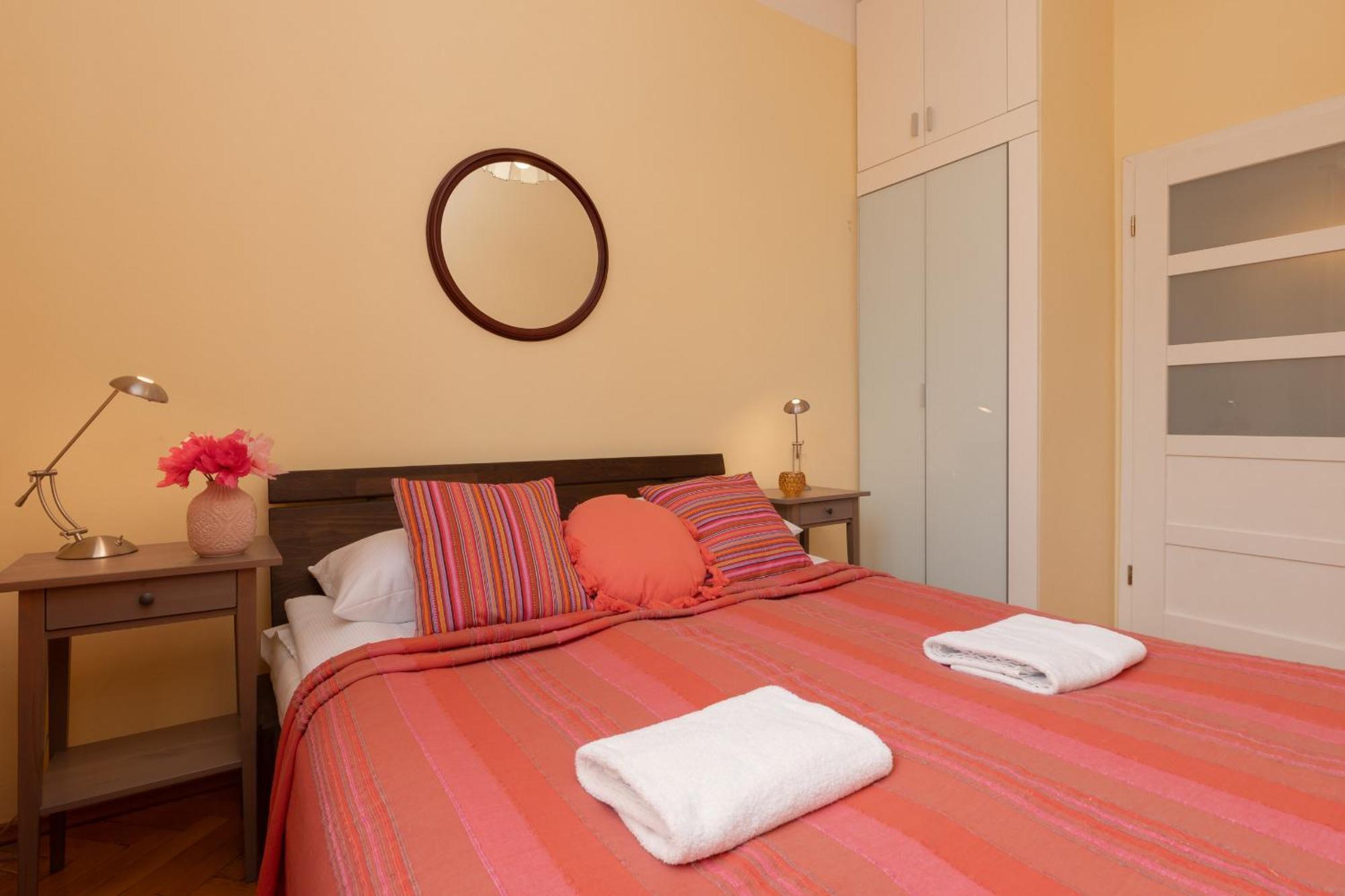 Апартаменти New Town Square For 5 Guests By Renters *