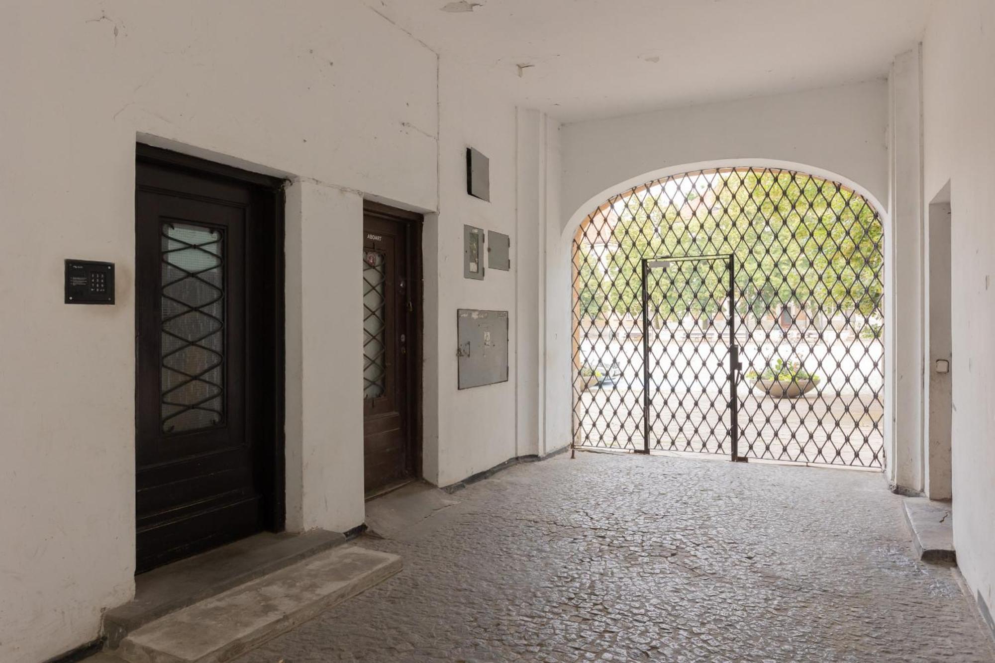 New Town Square For 5 Guests By Renters Апартаменти